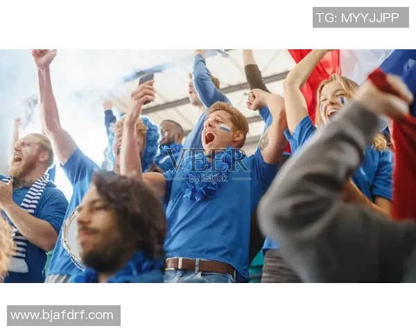 粉丝激动偶遇足球巨星现场互动引发全场热烈欢呼