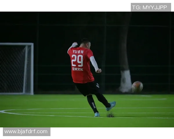 足球场小男孩与球星交换梦想的奇妙冒险